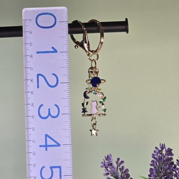 Cat Admiring the Starry Sky Keychain Gold Tone (NWOT)‎ - Picture 2 of 5